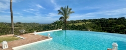 6 Pool and sea views