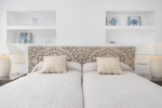 Guest bedroom  (6)