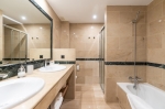 Main bathroom en-suite