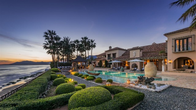 Exclusive Beachfront Villa for sale Marbella East (36) (Large)